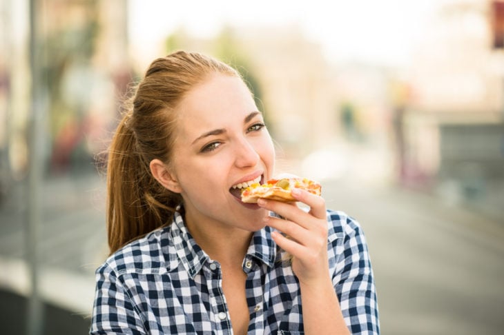 Empresa ofrece empleo que consiste en comer pizza y pastas