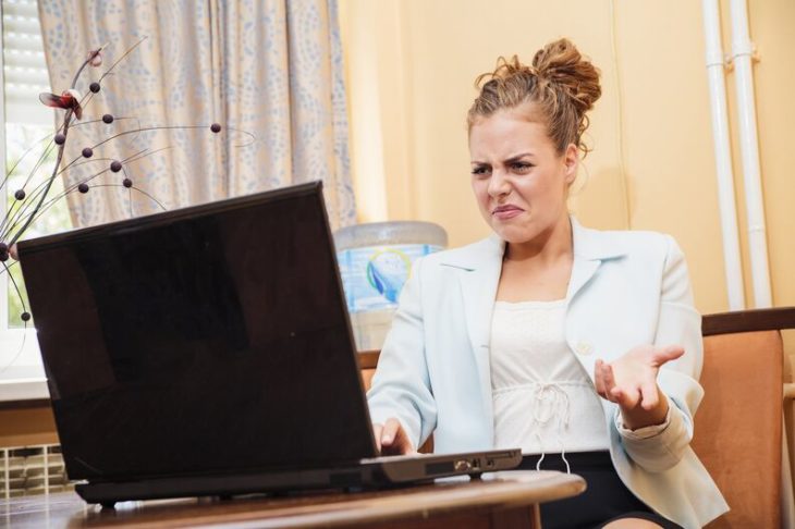 Mujer disgustada frente a la computadora