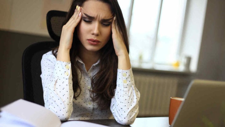 Mujer sufre consecuencias negativas de salud por exceso de trabajo