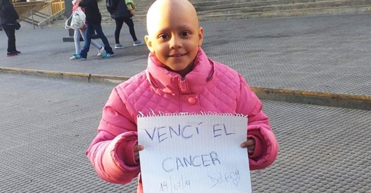 Niña se hace viral por publicar su batalla contra el cáncer en redes sociales