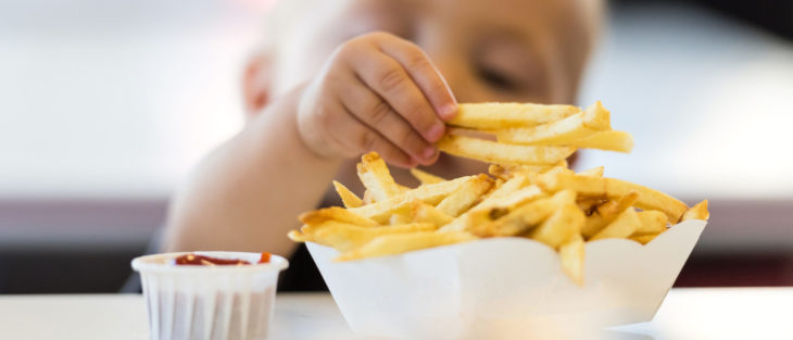 Los niños menores de dos años no deben comer papas fritas