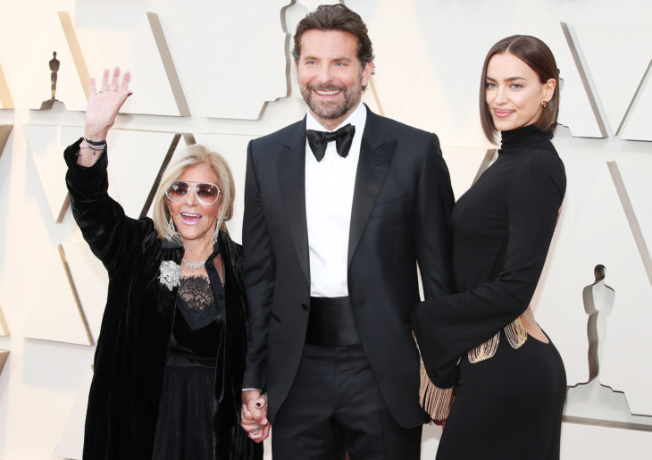 Irina Shayk, Bradley Cooper y Gloria Cooper en la alfombra roja de los Oscar