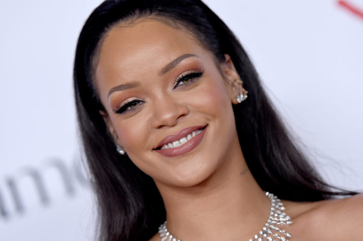 Rihanna sonriendo para la cámara