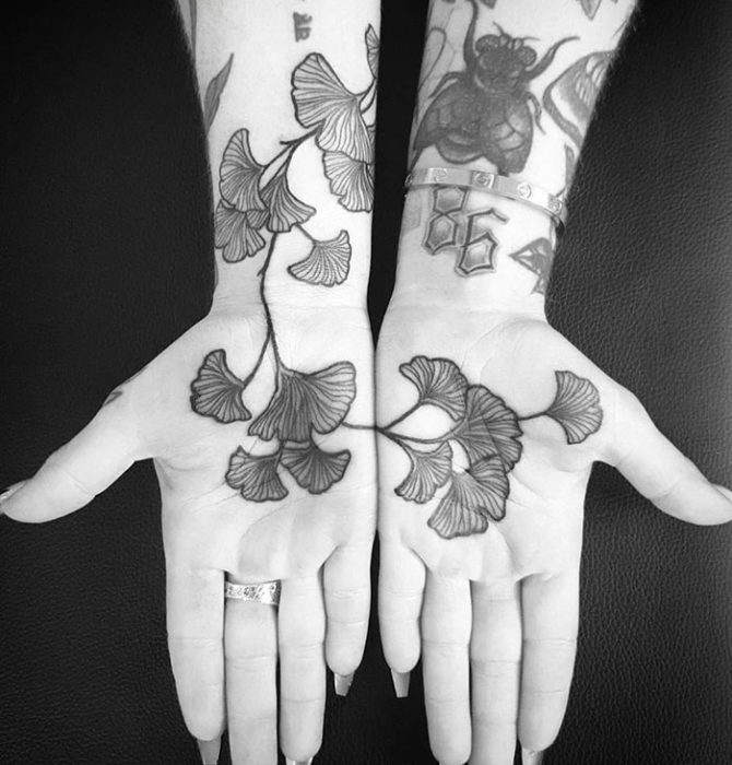 Ragazza con un tatuaggio sui palmi a forma di fiori 