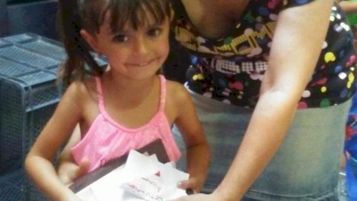 Niña de cuatro años cambia sus juguetes de cumpleaños por donativos para niños con cáncer