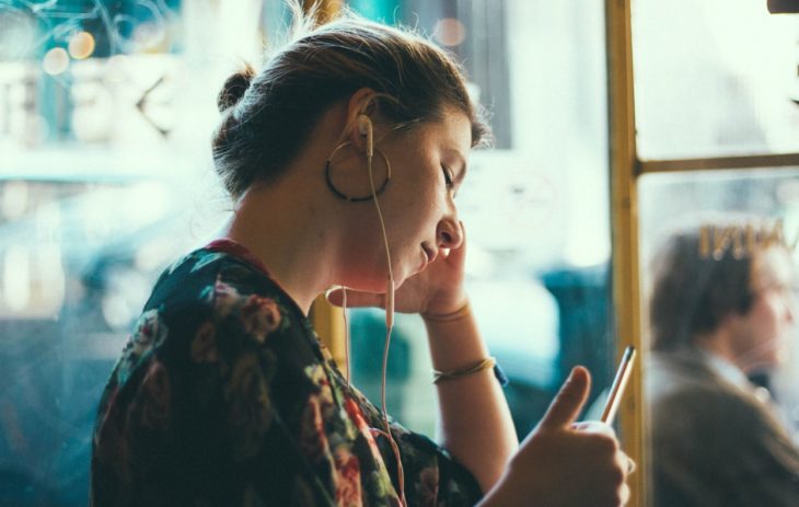 Chica escuchando música en audífonos 