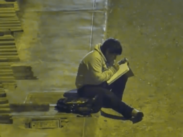 Víctor Martín, niño estudiando bajo un poste de luz en Perú