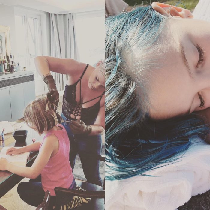 Pink pintando el cabello de azul a su hija