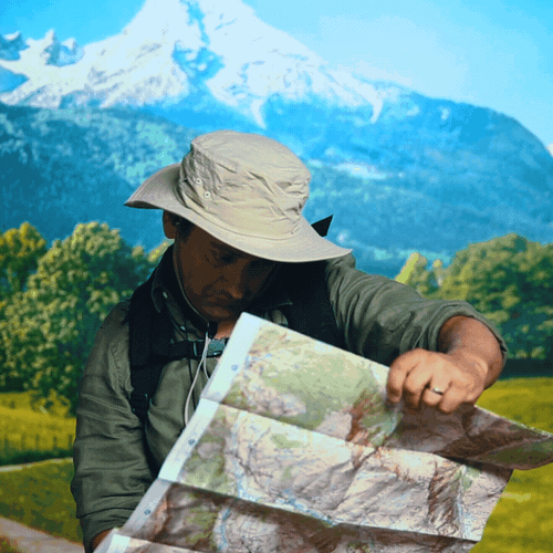 Hombre revisando un mapa tratando de ubicarse