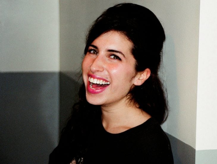 Cantante Amy Winehouse antes; sonriendo