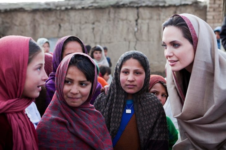 Angelina Jolie con mujeres en un campo de refugiados