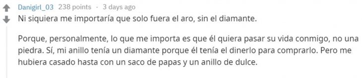 Mujer se burla del diminuto anillo de compromiso que le dio su novio