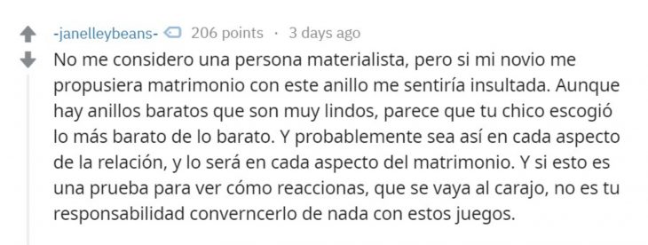 Mujer se burla del diminuto anillo de compromiso que le dio su novio