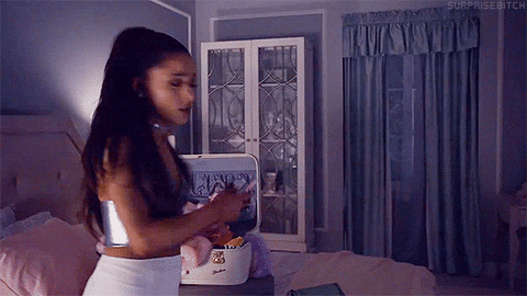 Ariana Grande con celular en Scream Queens