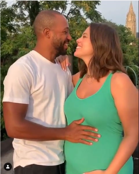 Ashley Graham y su esposo durante el video que posteó en Instagram para anunciar su embarazo