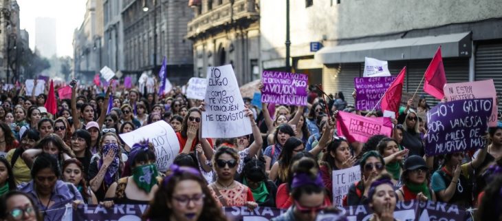 vista general de un contingente en la marcha contra la violencia policial y de género en la CDMX