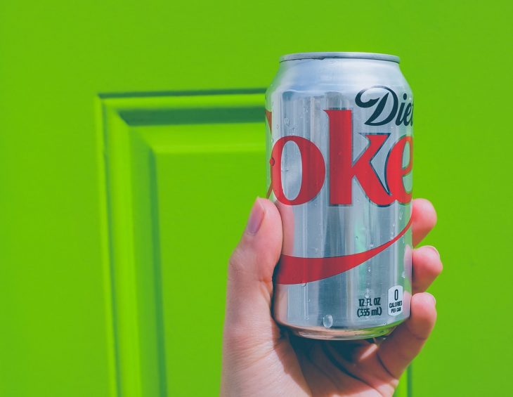 mano con lata de refresco dietético de cola