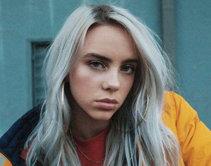 Billie Eilish cantante de 17 años con cabellera rubia