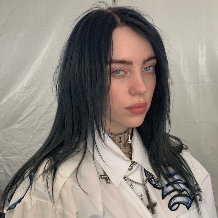 Cantante Billie Eilish posando para una sesión de todos 