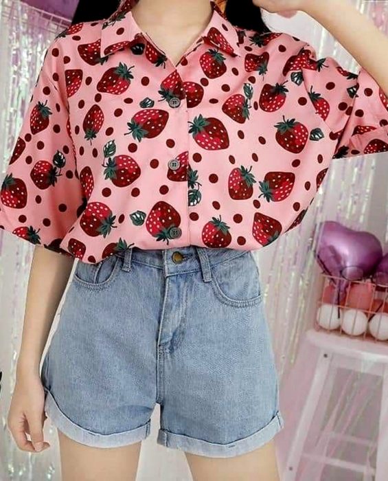 Blusas con estampados bonitos y kawaii; camisa rosa con fresas