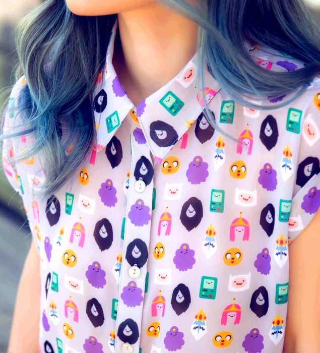 Blusas con estampados bonitos y kawaii; chica de cabello azul con camisa de Hora de Aventura