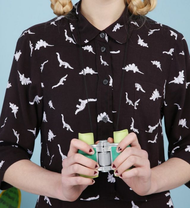 Blusas con estampados bonitos y kawaii; camisa negra con dinosaurios bordados