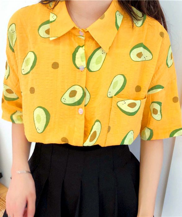 Blusas con estampados bonitos y kawaii; camisa amarilla con aguacates