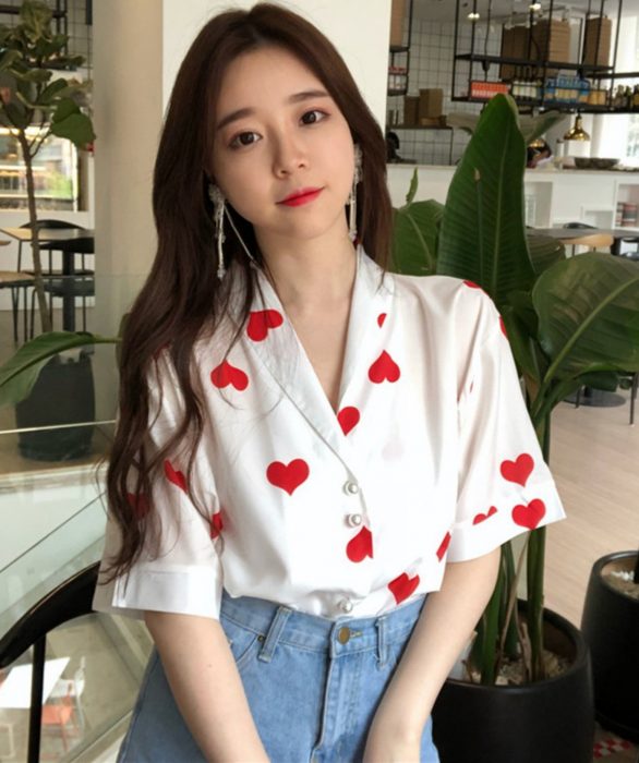 Blusas con estampados bonitos y kawaii; chica coreana con camisa con corazones