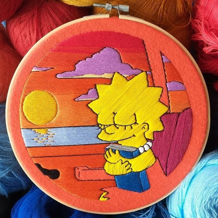 Bordado de Gabriela Martinez con escena de Los Simpson, Lisa Simpson viendo por la ventana