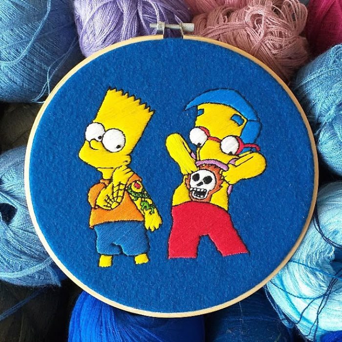 Bordado de Gabriela Martinez con escena de Los Simpson, Bart y Milhouse con tatuajes temporales