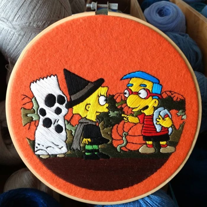 Bordado de Gabriela Martinez con escena de Los Simpson, Lisa Simpson y Milhouse en Halloween