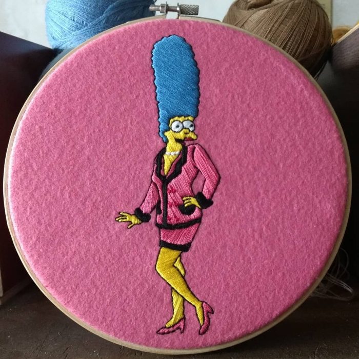 Bordado de Gabriela Martinez con escena de Los Simpson, Marge Simpson con ropa Chanel