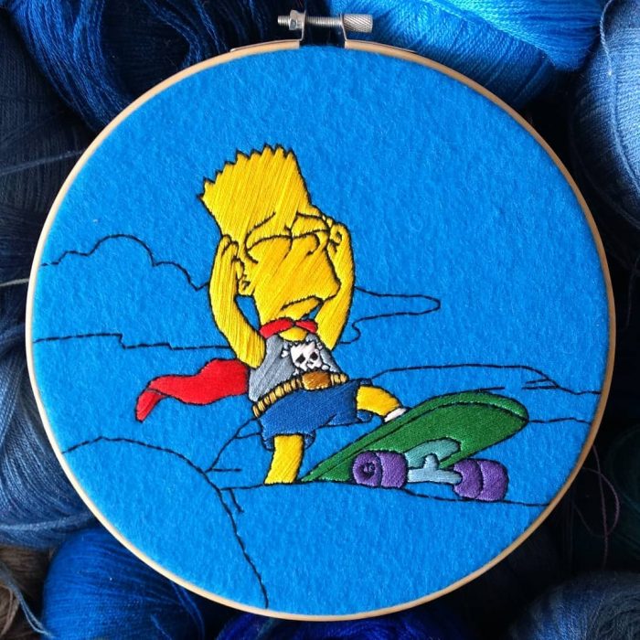 Bordado de Gabriela Martinez con escena de Los Simpson, Bart Simpson a punto de lanzarse en patineta