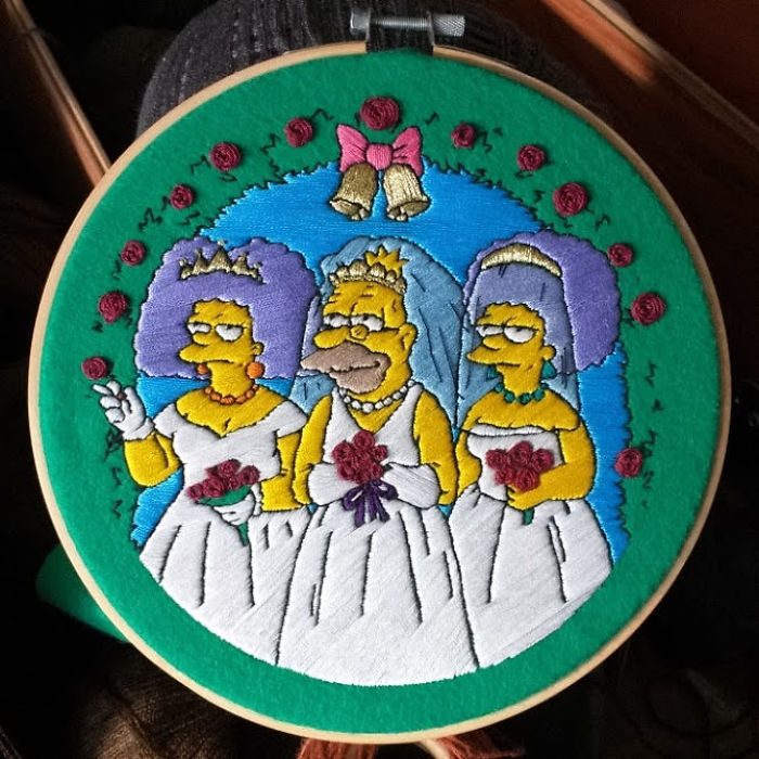 Bordado de Gabriela Martinez con escena de Los Simpson, El abuelo, tía Selma y Paty entrando al altar