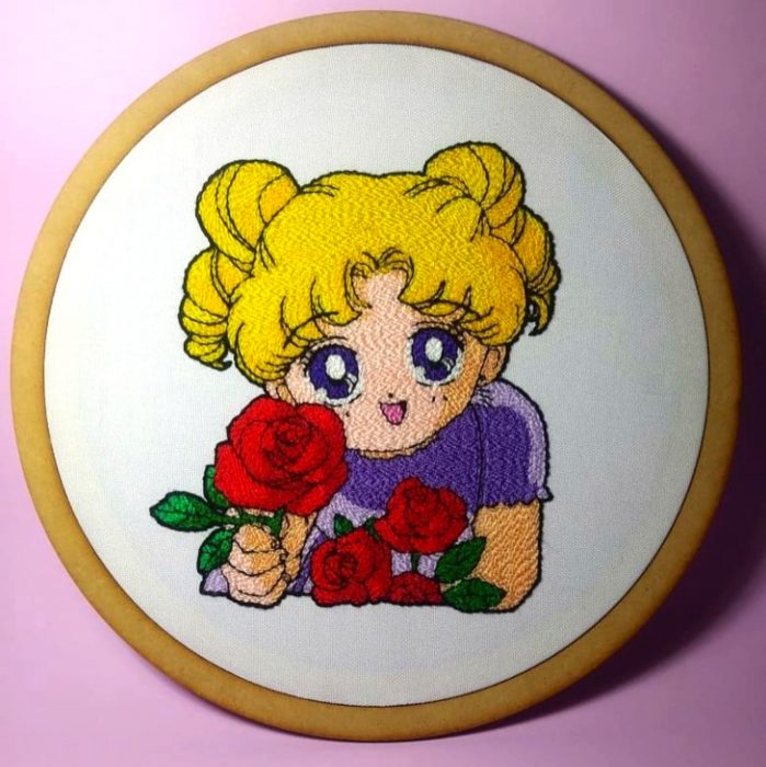 Bordado de Sailor Moon; Serena de chiquita con una rosa en la mano