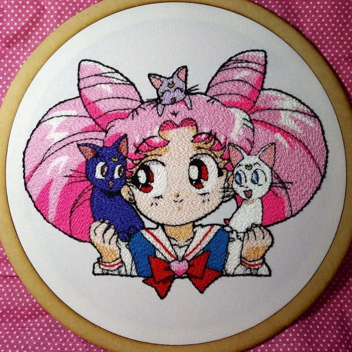 Bordado de Sailor Moon; Chibimoon con gatos Luna, Artemis y Diana