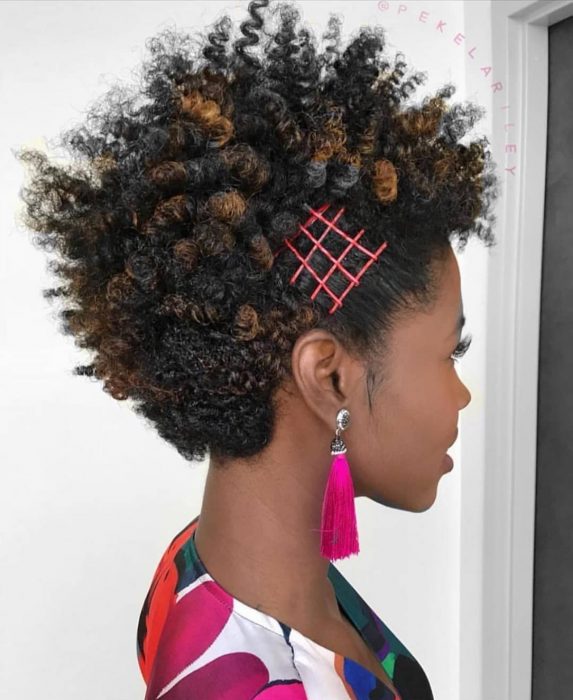 Peinado para chica afroamericana de mohicano con pasadores