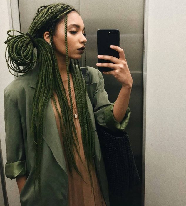 Chica afroamericana con trenzas largas y cabello verde