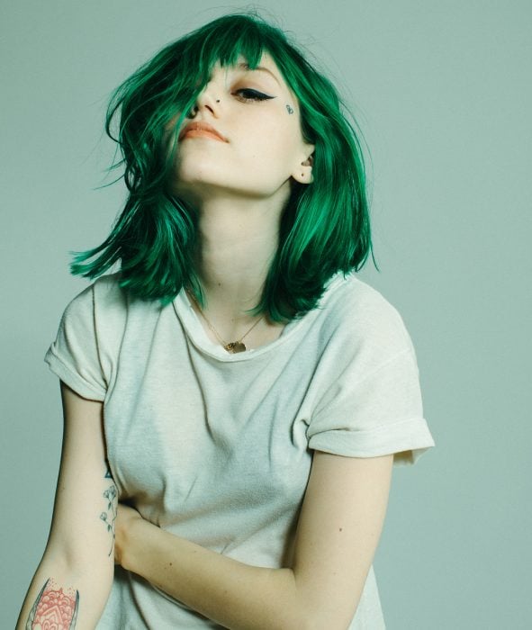 Chica con cabello a los hombros, de color verde