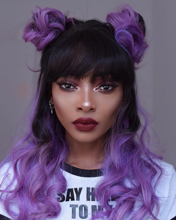 Chica morena de cabello negro y morado con peinado estilo chongos de Sailor Moon