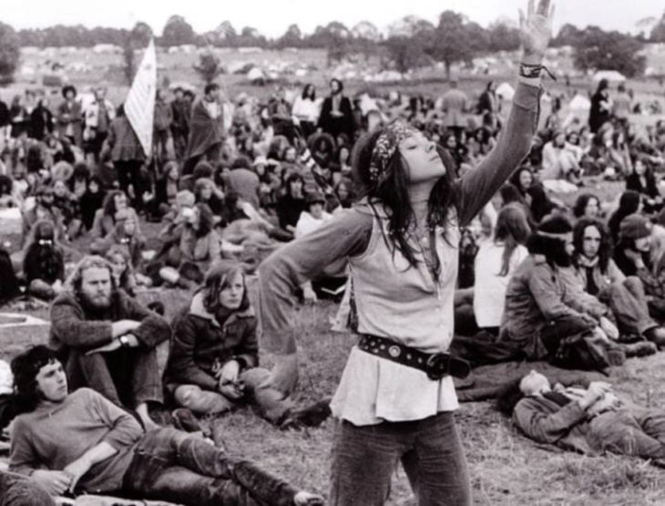 foto en blanco y negro de la gente en el festival Woodstock de 1969
