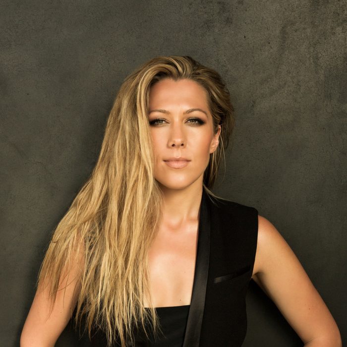 Colbie Caillat con un vestido de tirantes anchos, posando para una fotografía