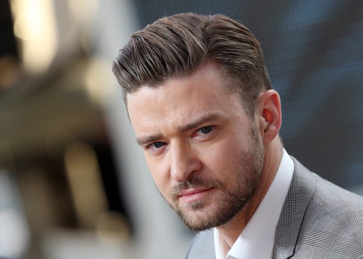 Justin Timberlake con la mirada fija, frunciendo el ceño 