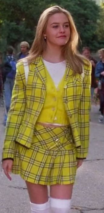 Cher de Clueless vistiendo su traje amarillo de sastre de cuadros con calcetas blancas y blusa amarilla