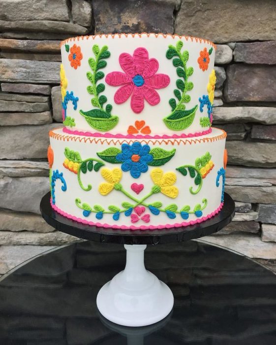 Pastel de dos pisos con decorado en efecto bordado creado por Leslie Vigil