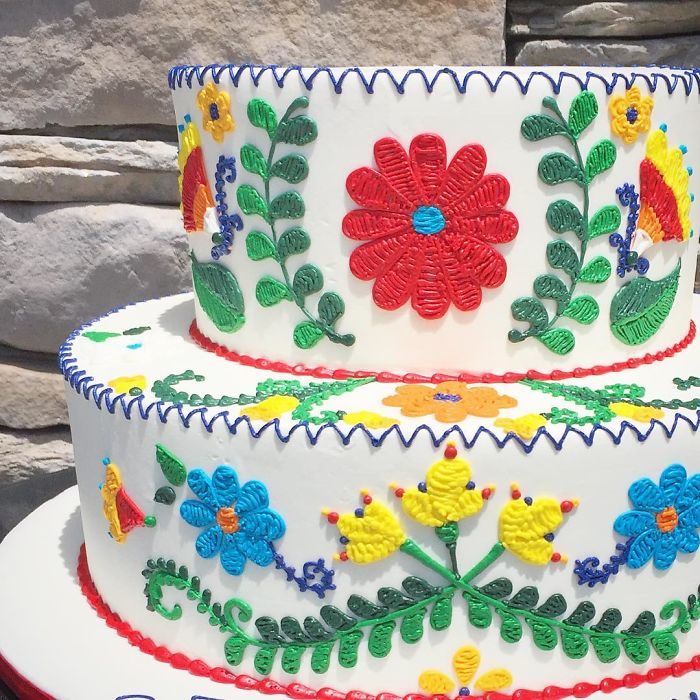 Pastel de dos pisos con decorado en efecto bordado creado por Leslie Vigil