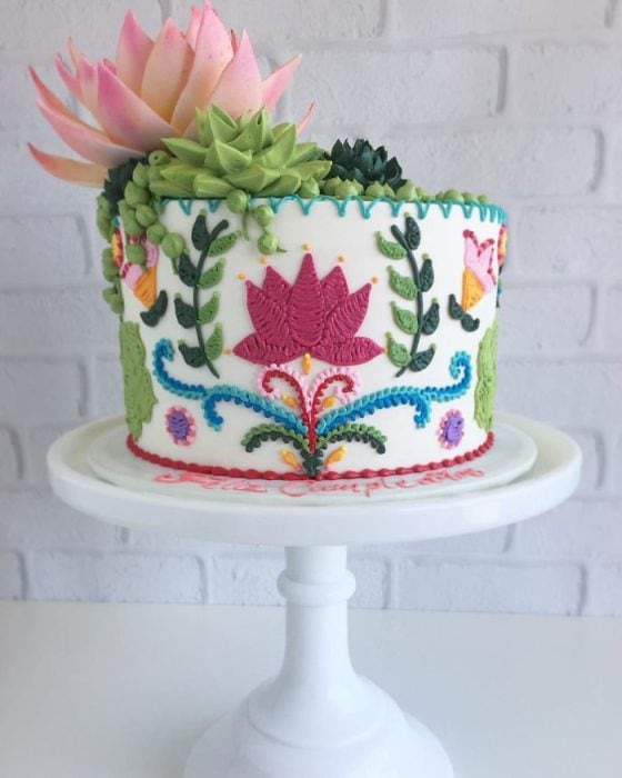 Pastel de un piso decorado en efecto bordado creado por Leslie Vigil