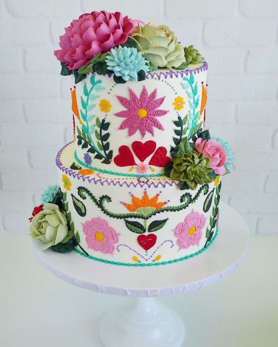 Pastel de dos pisos con decorado en efecto bordado creado por Leslie Vigil