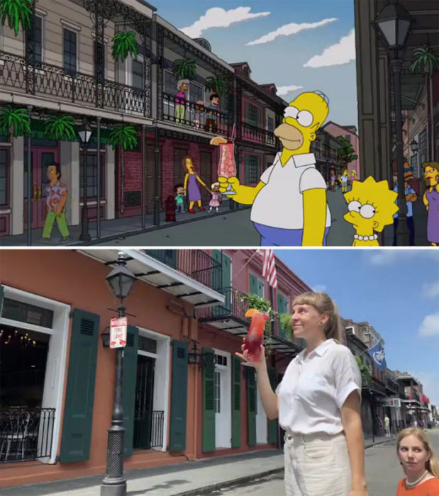 Chicas con una bebida en la mano mientras posan para recrear la foto de Los Simpsons 