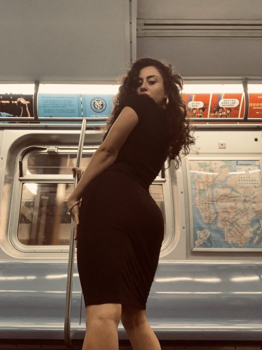 Chica en un vagón del metro de Nueva York tomándose una selfie 